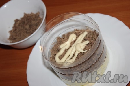 Следующим слоем выложить натертую куриную печень, смазать майонезом.
