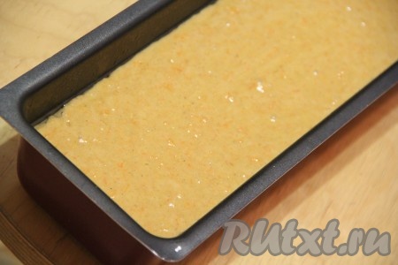 Я для выпекания кекса использовала металлическую форму размером 32х12 сантиметров. Смазать форму растительным (или сливочным) маслом. Выложить тесто в форму и разровнять.