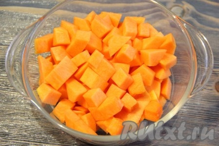 300 грамм очищенной тыквы нарезать на средние кусочки, поместить в стеклянную посуду и запечь в микроволновке при максимальной мощности в течение 7-8 минут (периодически тыкву можно доставать из микроволновки и перемешивать). Тыква станет мягкой, будет легко прокалываться ножом. Если не хотите запекать в микроволновке, можно запечь до мягкости в духовке.