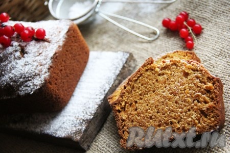 Перед подачей кекс из запечённой тыквы щедро посыпать сахарной пудрой, по желанию, украсить свежими ягодками. На фото видно, каким красивым в разрезе получается тыквенный кекс, приготовленный по этому рецепту. Просто невозможно оторваться и не съесть ещё кусочек этой ароматной и просто потрясающей выпечки!