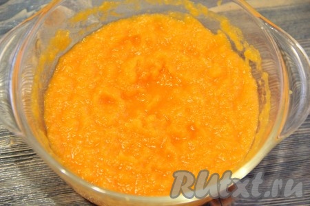 Измельчить запечённую тыкву в пюре с помощью погружного блендера до однородности, дать остыть.