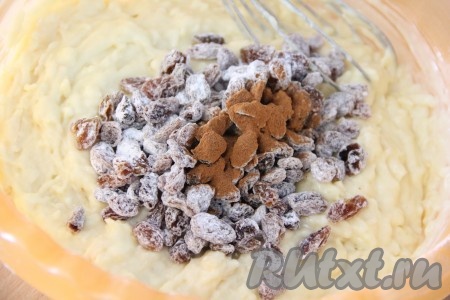 Изюм обдать кипятком, а затем откинуть на дуршлаг, чтобы стекла лишняя жидкость. Присыпать изюм 1 чайной ложкой крахмала. Добавить изюм и корицу в тесто.
