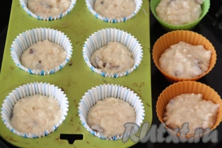 Разложить тесто по формам, заполняя их на 2/3 объёма. Поставить пасхальные кексы в разогретую духовку и выпекать при 180 градусах примерно 30 минут, до сухой зубочистки.