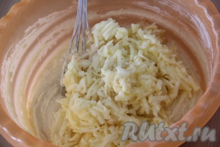 Яблоки вымыть, очистить от кожуры и семян, натереть на крупной тёрке и добавить в тесто.
