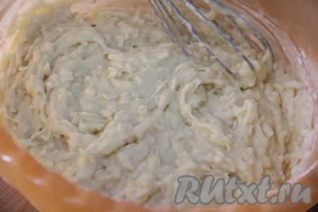 Всё перемешать. Тесто станет более мягким и нежным.