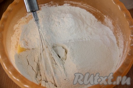  Затем всыпать просеянную муку и добавить разрыхлитель с крахмалом.