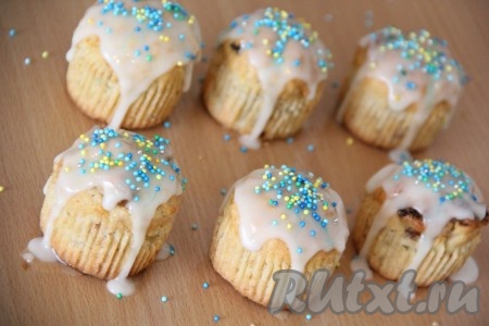  Посыпать поверх глазури кондитерскую посыпку. Дать время застыть глазури.