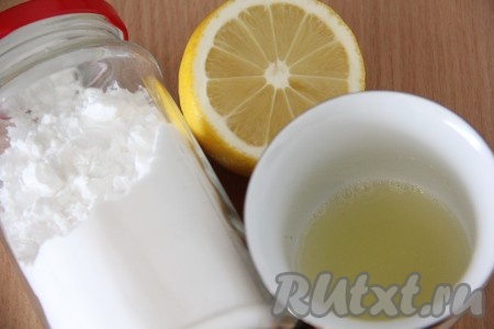 Для приготовления глазури нужно в небольшую пиалку выдавить чайную ложку лимонного сока, а затем всыпать сахарную пудру. Пудру добавляем постепенно, небольшими порциями, всё время тщательно перемешивая. Глазурь станет белая и вязкая.