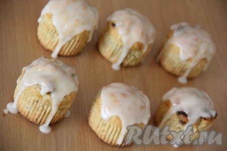 Покрыть пасхальные кексы глазурью, как на фото.
