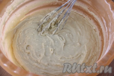 Перемешать тесто венчиком или силиконовой лопаткой. Тесто получится густым и вязким.