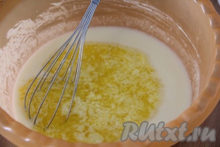  Сливочное масло растопить и слегка остудить. Влить масло в творожно-яичную смесь. Всё тщательно перемешать до однородного состояния.