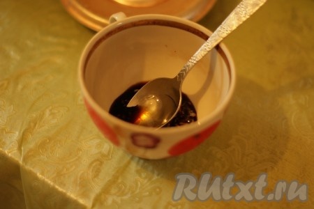 Соевый соус смешать с лимонным соком, медом и чили. 
