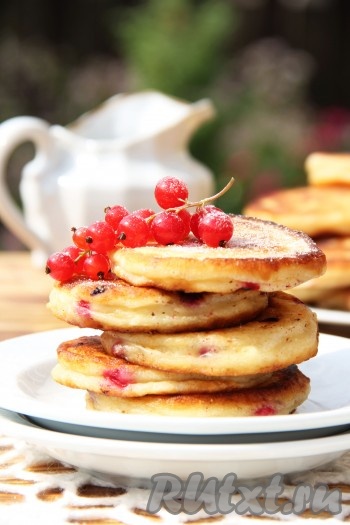 Оладьи, приготовленные на кефире со смородиной, подать к столу в горячем виде, дополнив, по желанию, мёдом, вареньем или сгущённым молоком.