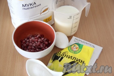 Подготовить продукты для приготовления оладий со смородиной на кефире. Я использовала замороженные ягоды смородины и предварительно их не размораживала. Если у вас свежие ягоды, то просто их промойте и обсушите.