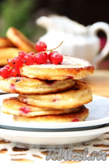 Оладьи со смородиной на кефире