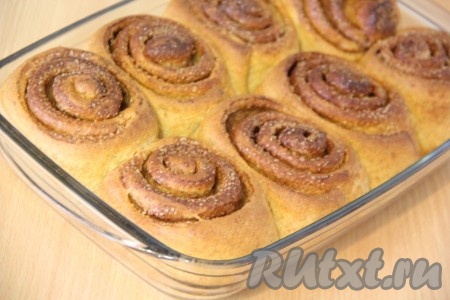 Форму с булочками отправить в разогретую духовку и выпекать при температуре 180 градусов минут 35 (до золотистого цвета).