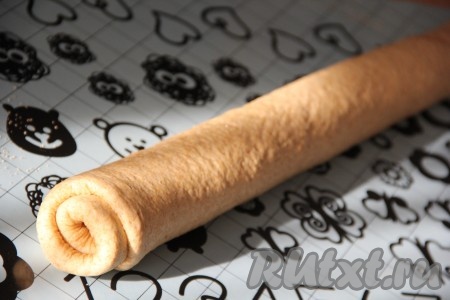 Тесто свернуть в плотный рулет.