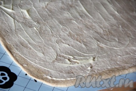  Смазать пласт теста мягким сливочным маслом.