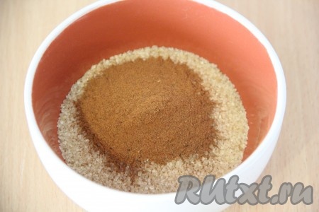  Пока тесто поднимается, займёмся начинкой для булочек. Для этого 50 грамм сливочного нужно достать из холодильника и оставить при комнатной температуре. Масло должно согреться и стать мягким. В миске соединить 100 грамм коричневого сахара и корицу.