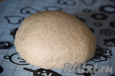 Вначале займёмся замешиванием теста для булочек. Сливочное масло нужно растопить (я растопила в микроволновке), дать ему остыть до комнатной температуры. В небольшую ёмкость влить 70 миллилитров воды комнатной температуры (температура воды не должна быть выше 38-40 градусов), добавить дрожжи и оставить минут на 10-15 (до появления на поверхности "пышной шапочки"). Затем соединить в глубокой миске кефир комнатной температуры (я подогрела кефир на максимальной мощности микроволновки в течение 30 секунд), запенившуюся дрожжевую смесь, растопленное масло, сахар, слегка перемешать, а затем всыпать цельнозерновую муку, соль, перемешать. Частями добавляя просеянную муку, перемешивая тесто вначале ложкой, а затем продолжая вымешивать руками, замесить мягкое, не липнущее к поверхности и рукам тесто. Тесто нужно вымешивать не менее 7-10 минут. Очень важно, добавляя пшеничную муку, не забывать ориентироваться на консистенцию теста, которое вы замешиваете, как только тесто перестало быть липнущим, значит больше муку не добавляйте. Тесто выложить в миску, накрыть полотенцем и оставить в тёплом месте для подъёма часа на 1,5.