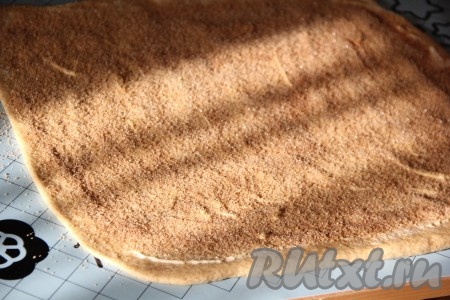 Посыпать тесто смесью сахара и корицы.