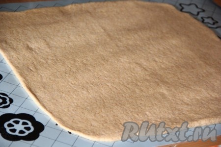 По прошествии 1,5 часов тесто поднимется и увеличится в объёме в 2-3 раза. Выложить тесто на силиконовый коврик (или на стол, присыпанный мукой), хорошо обмять. С помощью скалки раскатать тесто в прямоугольный пласт (очень тонко раскатывать не нужно). Тесто очень приятное в работе!