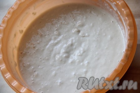 Для начала приготовить опару: для этого в глубокой миске соединить молоко, сахар, дрожжи, ванильный сахар и желтки. Молоко нужно предварительно подогреть до температуры 36-38 градусов. Всё перемешать, а затем всыпать муку. Ещё раз всё перемешать, масса получится вязкой. Накрыть миску с опарой пищевой плёнкой и поставить в тёплое место на 30-40 минут. Я ставлю опару поближе к батарее.