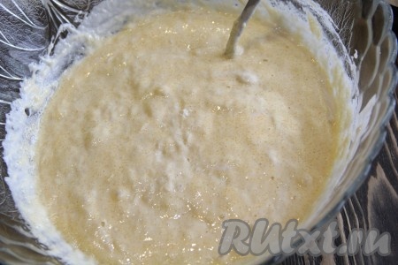 В большую миску или кастрюлю выложить опару, добавить сахар и творог. Всё хорошо перемешать.
