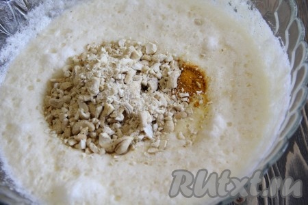  Затем добавить орехи и куркуму. Я предварительно обжарила орехи на сухой сковороде, а затем немного измельчила в блендере. Хорошо перемешать полученную массу. 