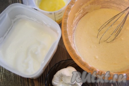 Белки взбить с солью до стойких пиков. Масло растопить. Творожок можно взять любой жирности, даже творожная масса подойдёт. Опару сбить венчиком.