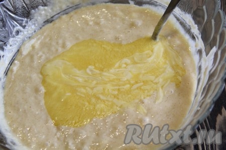  Затем влить растопленное масло. Всё тщательно перемешать, чтобы масло равномерно распределилось в общей массе.