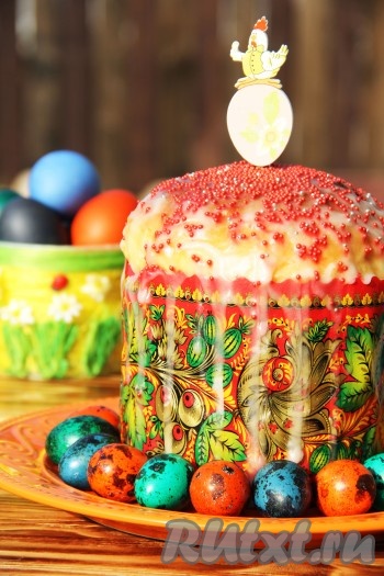 У меня получилось 4 больших кулича весом чуть больше 500 грамм. Готовые куличи покрыть глазурью. Я использовала сахарную глазурь (для приготовления глазури выдавила пару капель лимонного сока и, постепенно добавляя сахарную пудру и перемешивая, довела глазурь до нужной консистенции). Полить кулич глазурью и посыпать цветной посыпкой. Кулич, приготовленный с добавлением творога, получается таким вкусным! Попробуйте!
