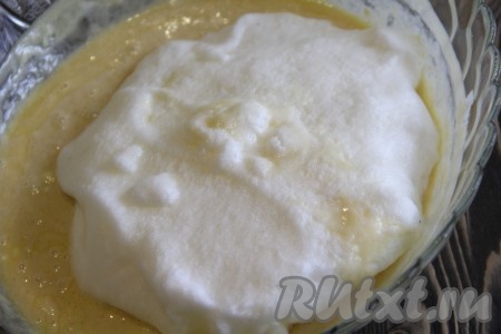 Далее добавить взбитые белки и ещё раз перемешать.