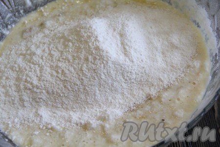 Далее всыпать просеянную муку. Я добавляла муку небольшими порциями и постоянно перемешивала. Муки может уйти чуть меньше или наоборот больше. Нужно учитывать, что качество муки у всех разное, да и размер яиц тоже.