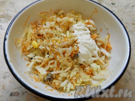 Салат аккуратно перемешать вилкой, посолить немного и поперчить. Добавить майонез и еще раз аккуратно перемешать.