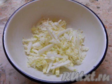 Капусту пекинскую тонко нашинковать и чуть порубить ножом, чтобы полоски не были слишком длинными. Чуть посолить и рукой немного помять.
