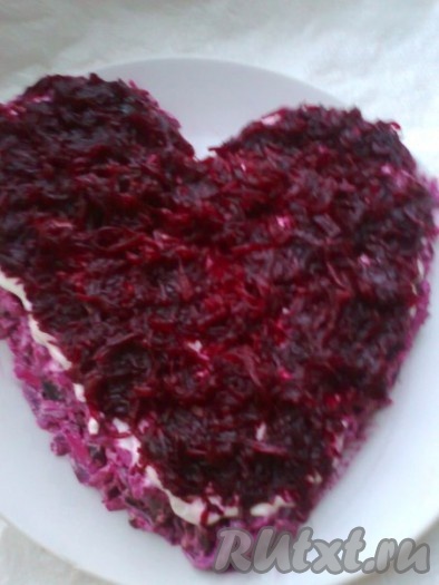 выложить натертую на средней терке свеклу,