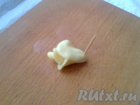 Следующий кружок прикрепляем напротив стыка (нахлеста) предыдущих кружков. Удобно поддеть кружок со сковороды зубочисткой.