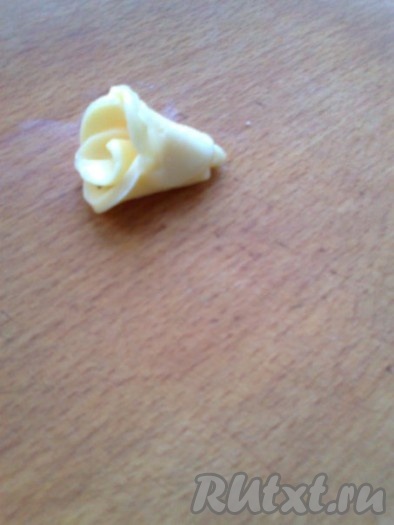 Следующий кружок прикрепляем напротив стыка (нахлеста) предыдущих кружков. Удобно поддеть кружок со сковороды зубочисткой.