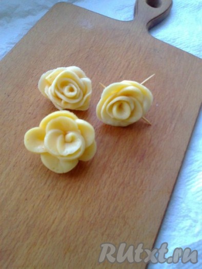 Поставить розу для охлаждения в холод, завернув в пищевую пленку. После охлаждения розы зубочистки вытащить. Вот такие розы из сыра получились.