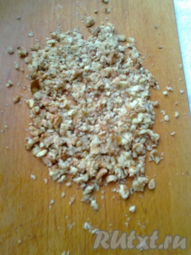 Чернослив залить кипятком на 20 минут, промыть, мелко нарезать. Добавить к свекле и сыру. Орехи порубить или слегка прокатать скалкой. Добавить в посуду с салатом из свеклы, сыра и чернослива.