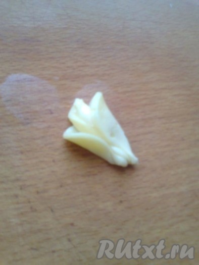 Второй и третий кружок накладываем внахлест и прикрепляем на предыдущий.