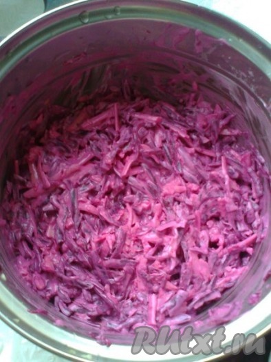 Чеснок выдавить через чесночницу и хорошо перемешать с майонезом или со сметаной (можно взять меньшее количество чеснока, если вы готовите для детей или не любите чеснок). Салат из свеклы, чернослива, орехов и сыра заправить домашним майонезом или сметаной с чесноком. При необходимости посолить.