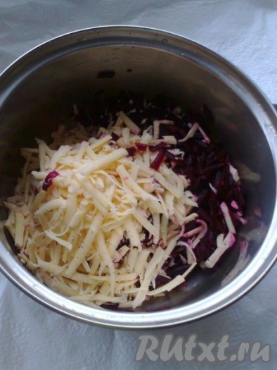Для приготовления салата необходимо запечь или отварить свеклу до готовности, ориентировочно 1-1,5 часа. Очистить ее и натереть 2 свеклы на крупной терке, а 1 свеклу (для украшения верха салата) натереть отдельно на средней терке. Сыр для салата (100 грамм) натереть на крупной терке, добавить к свекле.