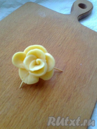 Со следующими кружками поступаем также, пока не используем 9 кружков для формирования розы из сыра. Низ розы можно скрепить зубочистками и, если он плохо скрепился, немного расплавить на сковороде. Лепестки немного отгибаем вниз. Наша роза для украшения готова.