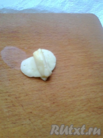 Второй и третий кружок накладываем внахлест и прикрепляем на предыдущий.