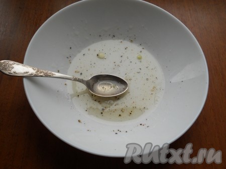 Оставшийся от лука маринад смешать с растительным маслом.