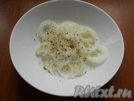 Лук репчатый очистить и нарезать тонкими кольцами, посыпать смесью перцев. Воду разбавить уксусом, добавить сахар, перемешать. Залить кольца лука маринадом и оставить на 30 минут.
