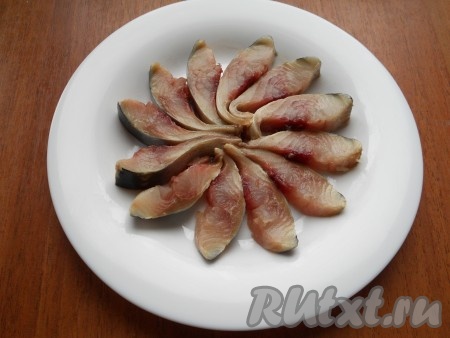 Филе сельди нарезать небольшими кусочками и красиво уложить на тарелку или в селедочницу.
