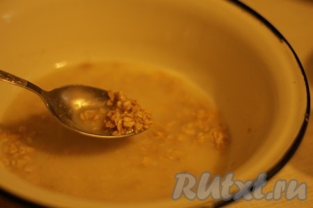 Сыворотку нагреть (если используете кефир, то нагревать не надо), залить ею овсяные хлопья и оставить на 20 минут (с кефиром - на 30).